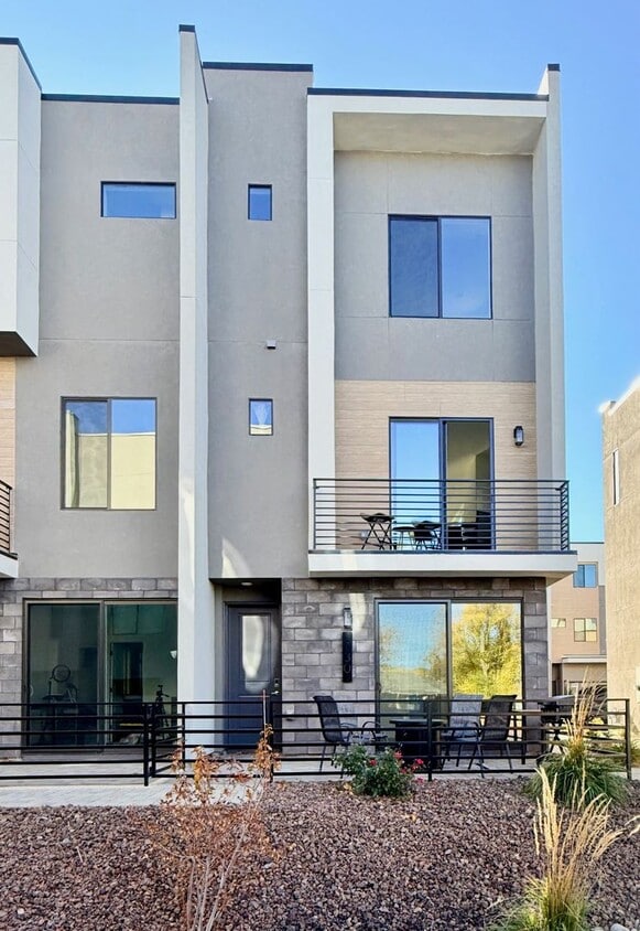 Foto principal - Elegant Riverside Escape — New Townhome St...