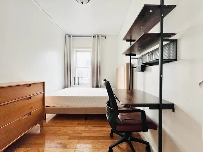 Building Photo - Furnished room/NOT APARTMENT
