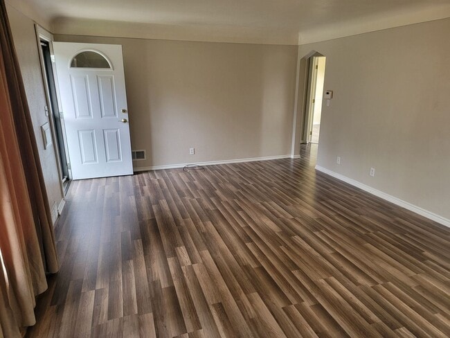 Foto del edificio - Great 3-Bedroom Home IN The Garland District
