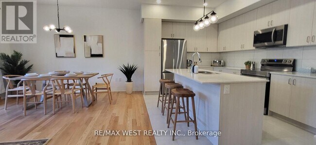 Photo du bâtiment - 253-253 Crescent Bay Ln