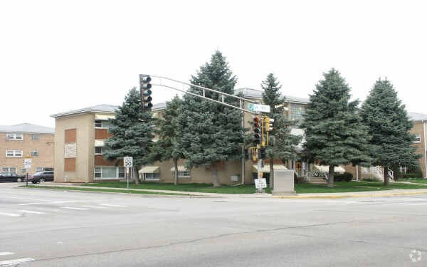 Foto principal - 6800 W Montrose Ave