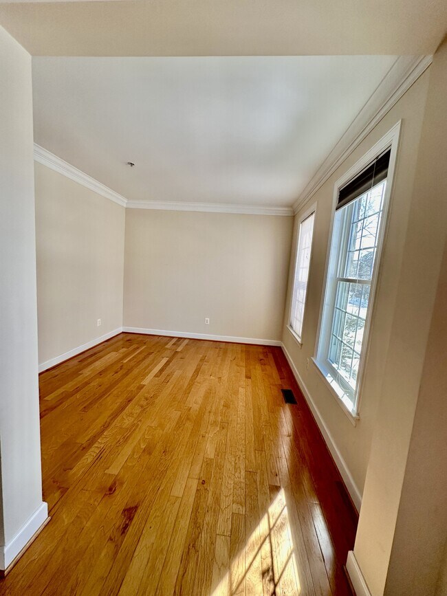 Foto del edificio - 917 Crestfield Dr