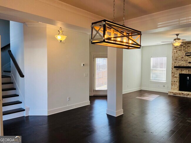 Foto del edificio - 371 Crestbrook Ln
