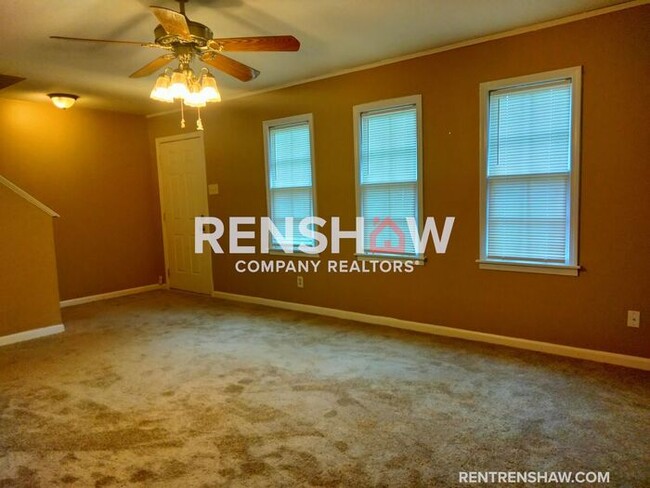 Building Photo - Charming 3 bedroom / 2.5 bath Townhouse Av...