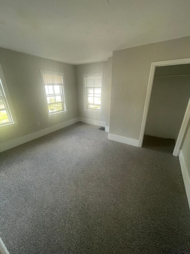 Building Photo - Large 3 bed located next to the Commuter R...