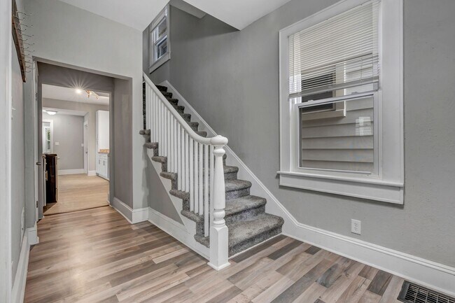 Foto del edificio - Spacious, Stunning 5 Bedroom Home in Norfolk Available NOW!