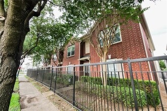 Building Photo - 918 Memorial Heights Dr