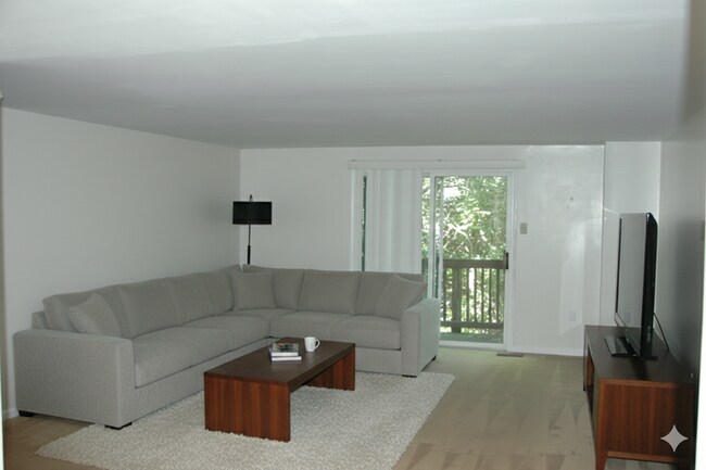 Sala de estar y terraza (sin amueblar) - 613 Windsor Ave