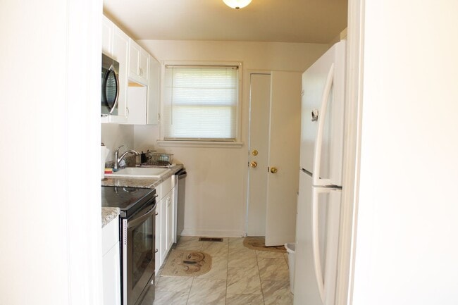 Building Photo - Renovated Sapphire Manor Condo