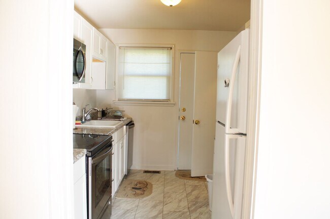 Foto del edificio - Renovated Sapphire Manor Condo