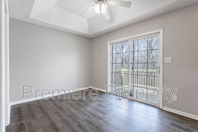 Building Photo - 1011 SW Lorman Dr