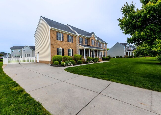 Foto del edificio - Huge house with vaulted ceilings and fenced in rear yard
