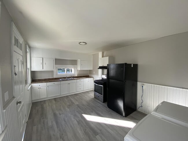 Building Photo - 1340 W College Ave