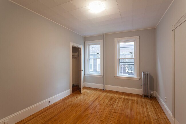 Foto del edificio - 9/1 No Fee! Two-level 5BR/3BA near Porter Sq!