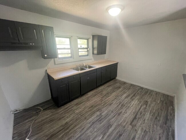 Building Photo - 102 Elmwood Ave