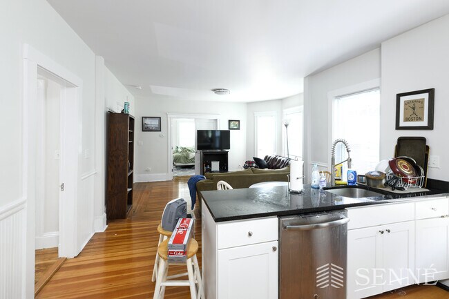 Building Photo - 37 Magoun St