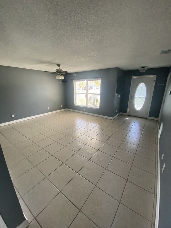 Foto del edificio - Davenport 3 Bedroom 2 Bathroom Corner Lot!!!