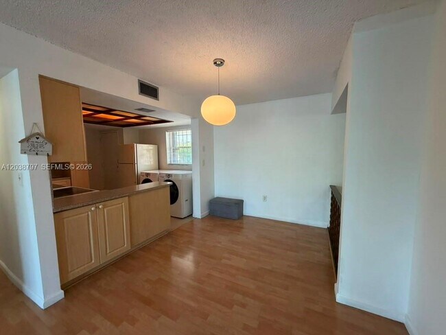 Foto del edificio - 8775 Park Blvd