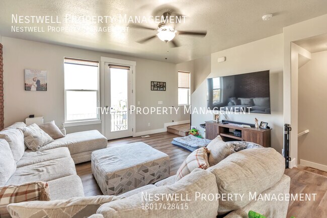 Building Photo - $250 OFF 1ST MONTH'S RENT - Amazing 3-bed ...