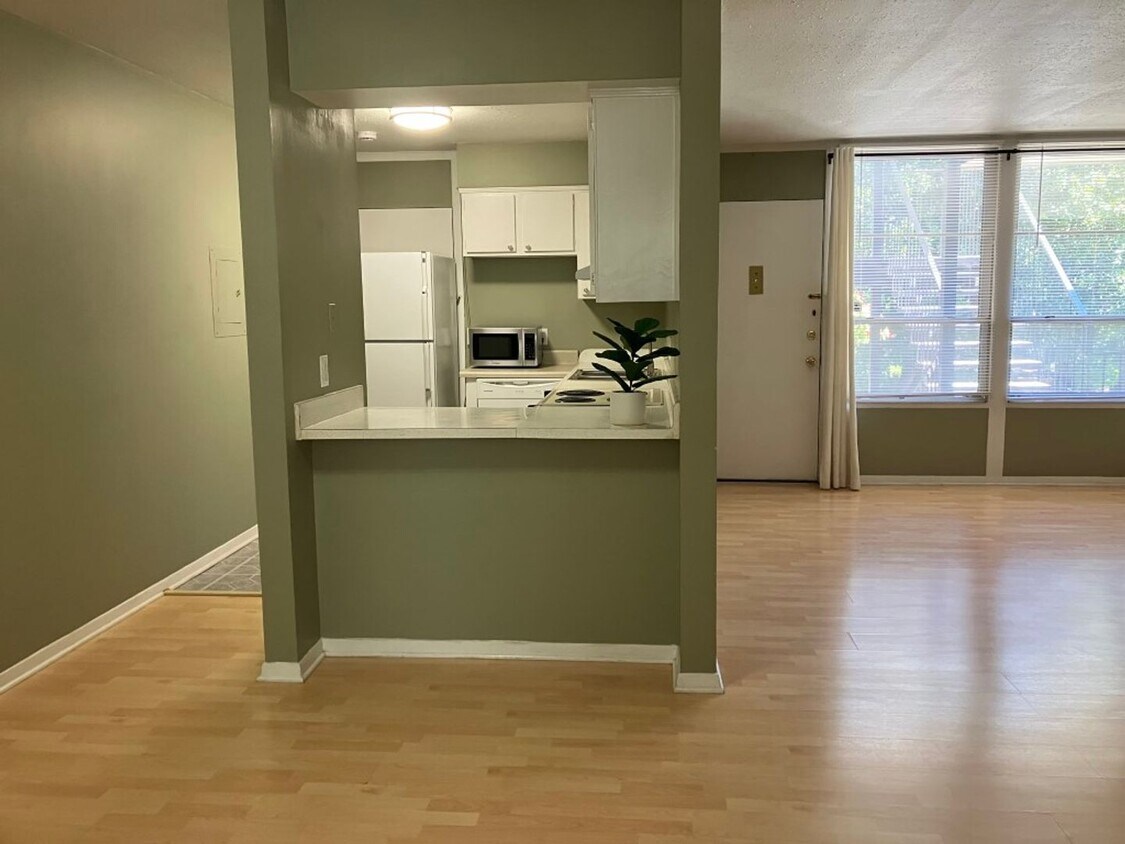 Primary Photo - Cute West End Condo - Seasonal special - 1 Month Free!