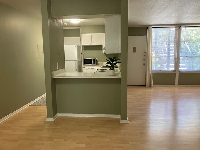 Building Photo - Cute West End Condo - 1 Month Free Special...
