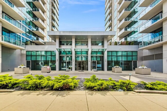 Building Photo - Stunning, Sun-Filled 2BD/2BA Corner Unit a...