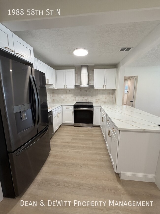 Building Photo - 4 Bed/3 Bath