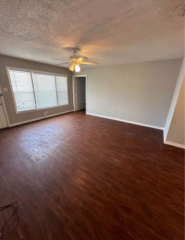 Foto del edificio - Cute 4 bedroom, 2 bath home with a carport and a big back yard!