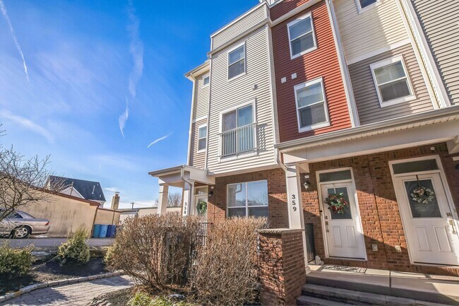 Foto del edificio - Gorgeous Conshohocken 3 Bedroom, 2.5 Bath END Unit Townhome With Amazing Views!