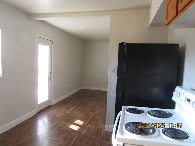 Foto del edificio - Very nice spacious home! No Carpet!