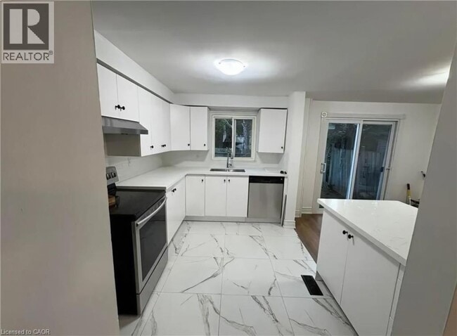 Building Photo - 511 Parkview Crescent