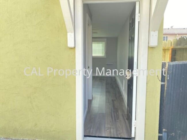 Building Photo - Stylish Modern Studio in Salinas, CA!