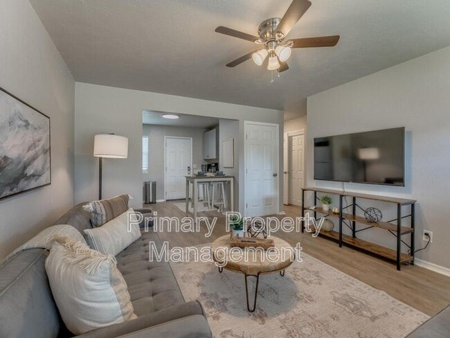 Photo - 1005 E Main St Apartment