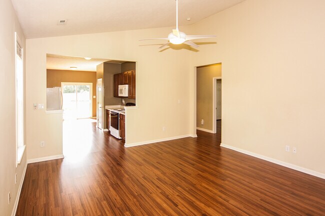 Building Photo - Amazing 3 BR 2 BA W/ Deck & Pond