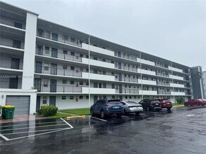 Building Photo - 950 Hillcrest Dr