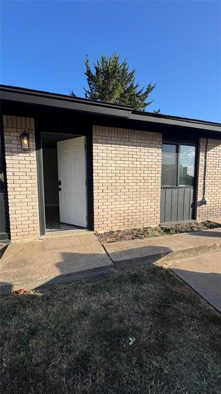 Building Photo - 914 Drake Dr