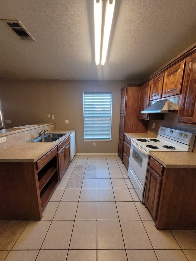 Foto del edificio - 3 bed 2 bath home with carport, move in re...