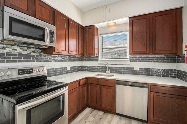 Building Photo - $899-Large, remodeled one bedroom apartment - ask about our Security Deposit Alternative!
