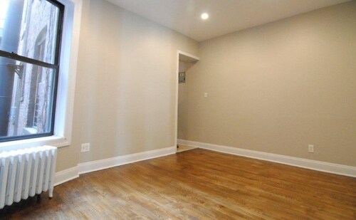 Primary Photo - 224 Thompson St