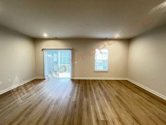 Foto del edificio - Beautiful brand new 3-Story Townhome | 4 Bedrooms, 3.5 Bathrooms, 2332 sq ft @ 751 South Townhome...