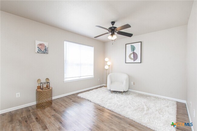 Building Photo - 402 Deloris Dr