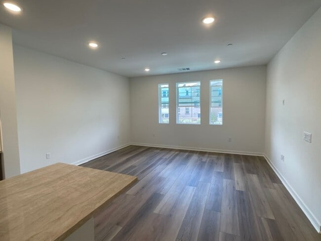 Building Photo - Camarillo 3 Bed 4 Bathroom Never Lived In Condo