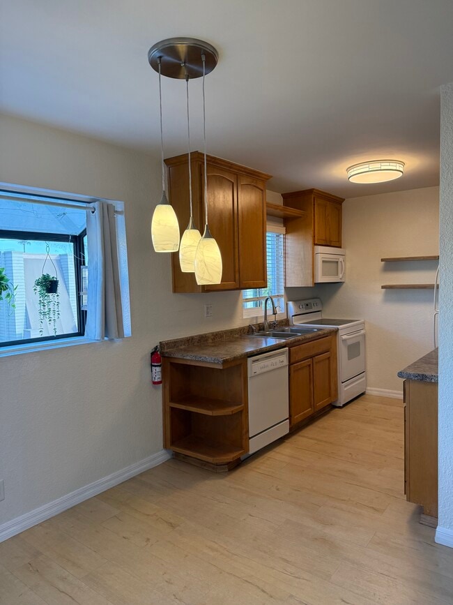 Building Photo - 3142 Midway Dr