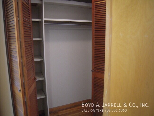Building Photo - Oakwood Apartments:One Bedroom, off-street...