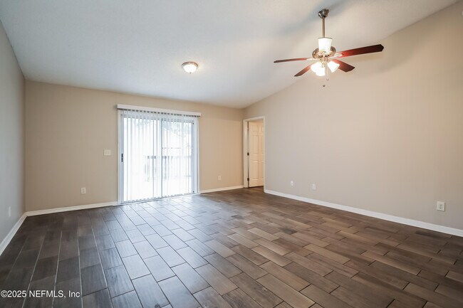 Foto del edificio - 7609 Dover Cliff Dr S