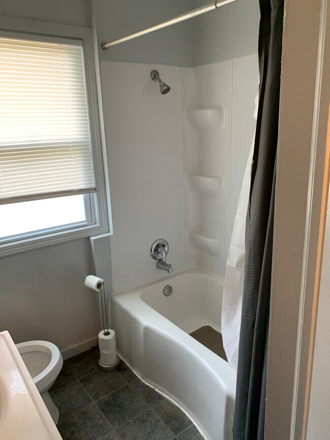 Tub/Shower - 1741 Pershing Ave