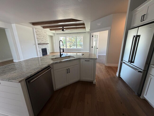 Building Photo - 410 Castle Rock Dr
