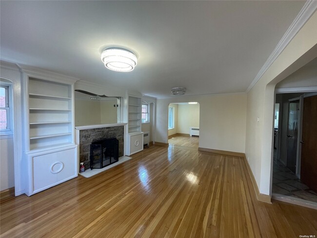 Foto del edificio - 64-10 Cromwell Crescent