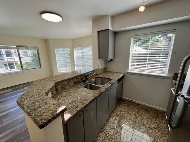 Building Photo - Capitol Hill ~ Onyx Condominiums