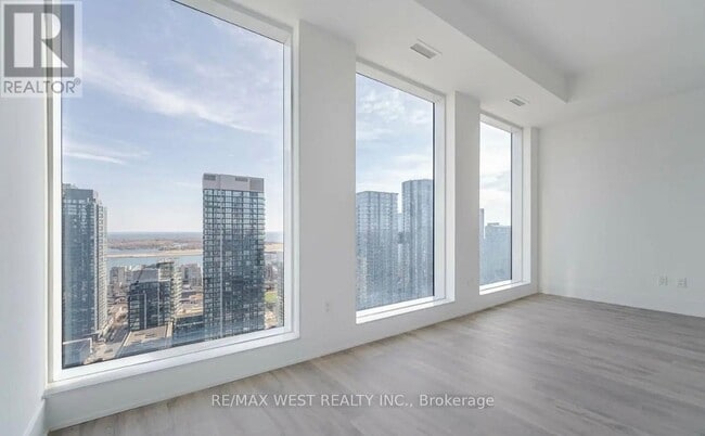 Building Photo - 1712 Charles St W